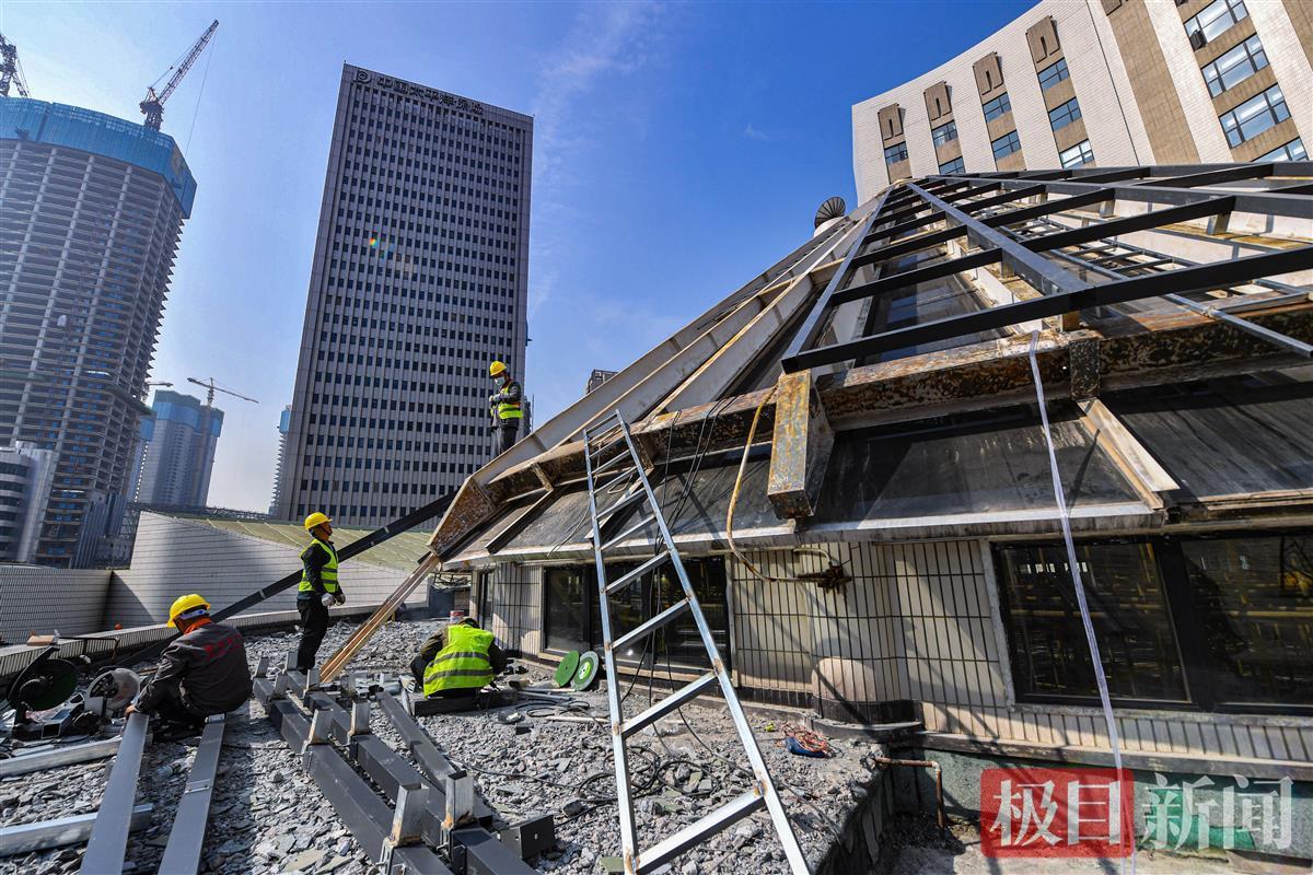24米高空作業(yè)忙，武漢圖書館錐形玻璃頂即將煥新