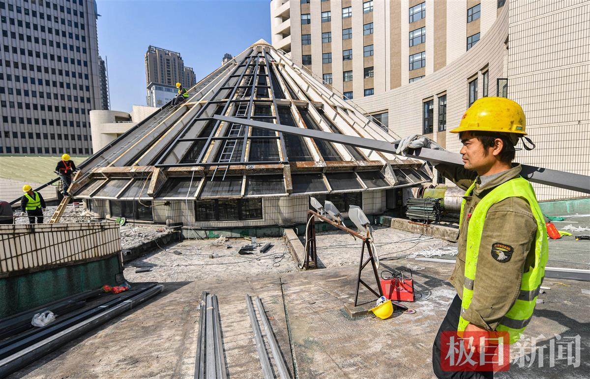 24米高空作業(yè)忙，武漢圖書館錐形玻璃頂即將煥新