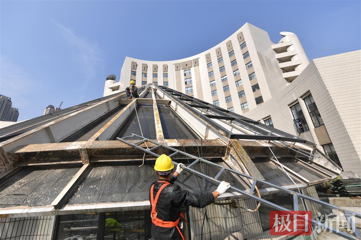 24米高空作業(yè)忙，武漢圖書館錐形玻璃頂即將煥新